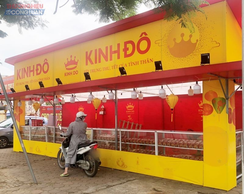 Thời điểm này, trên nhiều tuyến phố ở thủ đô Hà Nội, không ít thương hiệu đã dựng quầy bán bánh Trung thu