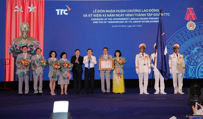 Đại diện Ban lãnh đạo TTC đón nhận Huân chương Lao động hạng Ba vì những thành tích xuất sắc trong hoạt động sản xuất kinh doanh, đóng góp từ thiện xã hội, góp phần vào sự nghiệp xây dựng chủ nghĩa xã hội và bảo vệ Tổ quốc