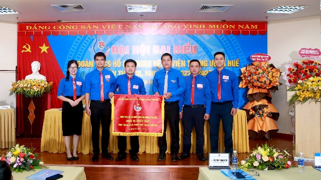 Đoàn TNCS Hồ Chí Minh BVTW Huế nhận cờ thi đua xuất sắc