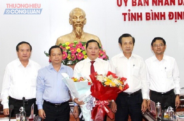 Lãnh đạo Tỉnh ủy, HĐND, UBND tỉnh Bình Định tặng hoa chúc mừng ông Nguyễn Phi Long (đứng giữa) trong vai trò Bí thư Tỉnh ủy Hòa Bình. Lãnh đạo Tỉnh ủy, HĐND, UBND tỉnh Bình Định tặng hoa chúc mừng ông Nguyễn Phi Long (đứng giữa) trong vai trò Bí thư Tỉnh ủy Hòa Bình.