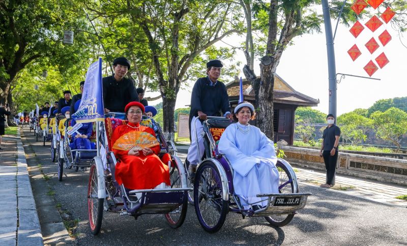 Khách du lịch tham quan cố đô Huế bằng xe xích lô.