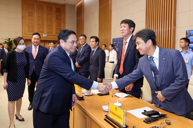 Thủ tướng và các đại biểu tại cuộc gặp. Ảnh VGP/Nhật Bắc