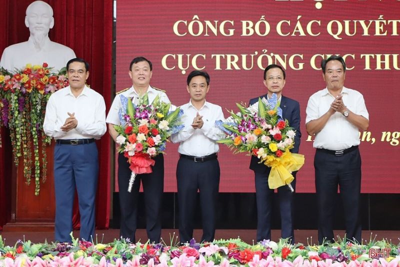 Lãnh đạo tỉnh Hà Tĩnh tặng hoa chúc mừng ông Trương Quang Long. Ảnh: Phan Trâm
