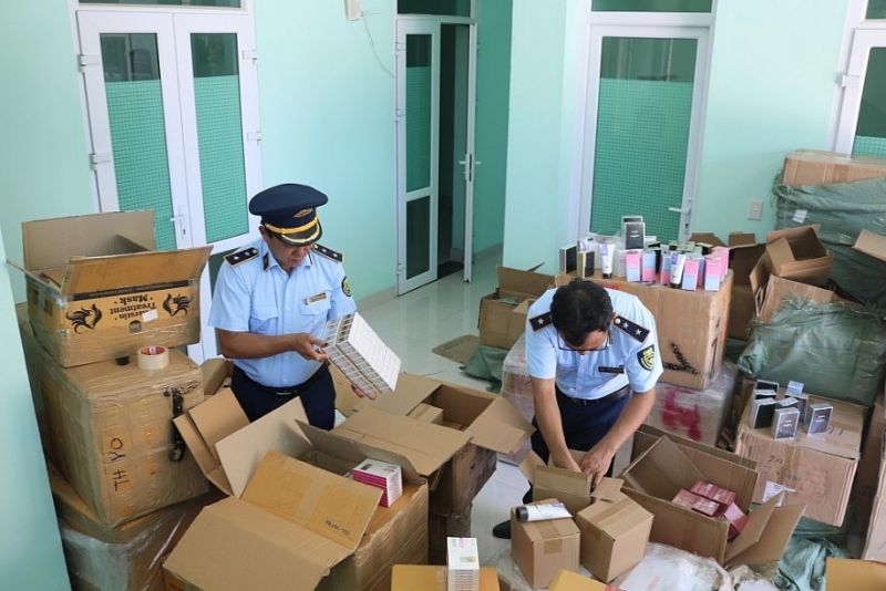 Lực lượng QLTT Quảng Bình tạm giữ lô hàng mỹ phẩm dược phẩm vi phạm trị giá 1,8 tỷ đồng. Ảnh: CTV