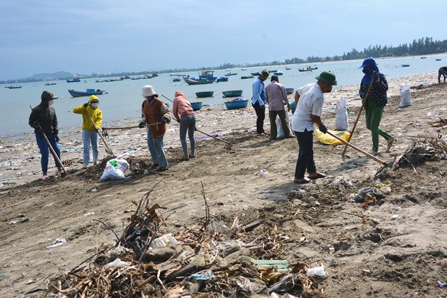 Đoàn viên thanh niên và người dân Tịnh Kỳ, TP. Quảng Ngãi nhặt rác làm sạch đẹp môi trường biển .