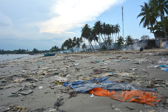 Rác thải nhựa túi ni lông vẫn còn nhiều ở vùng biển Tịnh Kỳ, TP. Quảng Ngãi