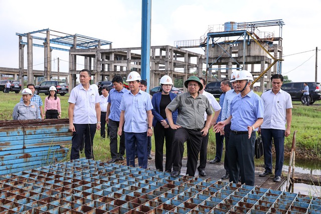 Trước khi làm việc với các đơn vị, trực tiếp khảo sát hiện trường khu vực Dự án mở rộng giai đoạn 2 Nhà máy Gang thép Thái Nguyên, Thủ tướng bày tỏ sự 
