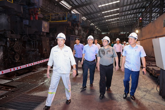 Thủ tướng trực tiếp kiểm tra hiện trạng Nhà máy Cán thép Thái Trung của Tisco - Ảnh: Nhật Bắc