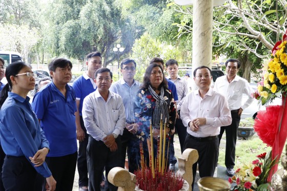Lãnh đạo TP. Hồ Chí Minh dâng hương, dâng hoa tại Di tích căn cứ Khu ủy Sài Gòn - Gia Định tỉnh Bến Tre