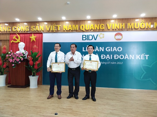 Cà Mau bàn giao 230 căn nhà đại đoàn kết