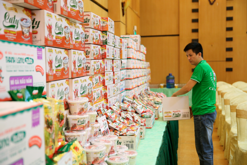 Các sản phẩm được trưng bày tại buổi ra mắt mì ăn liền Thanh Long Caty.