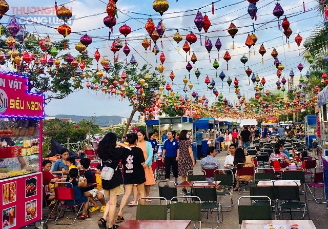 Hoạt động dịch vụ lưu trú, ăn uống ở Quy Nhơn – Bình Định ngày càng phát triển, thu hút đông đảo khách du lịch. Trong ảnh: Một góc Phố ẩm thực Hoa Lư, TP Quy Nhơn.