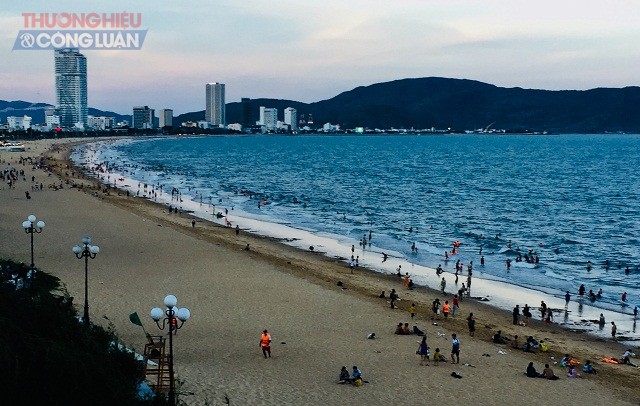 Du lịch biển là một trong những thế mạnh của tỉnh Bình Định. Trong ảnh: Một góc bãi biển Quy Nhơn buổi chiều.