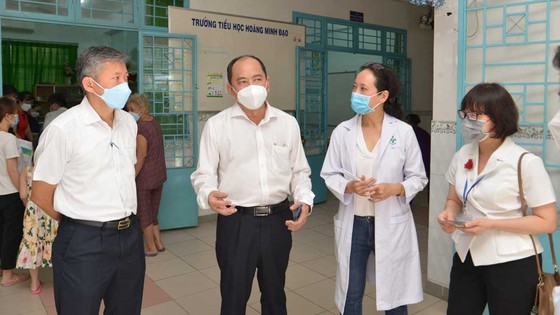 Giám đốc Sở Y tế TPHCM Tăng Chí Thượng kiểm tra công tác tiêm vaccine phòng Covid-19 tại trường Tiểu học Hoàng Minh Đạo