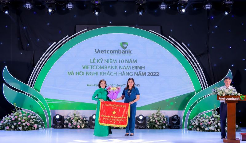 Thay mặt UBND tỉnh Nam Định, bà Hà Lan Anh - Phó Chủ tịch UBND tỉnh tặng Cờ “Đơn vị dẫn đầu phong trào thi đua” cho Vietcombank Nam Định