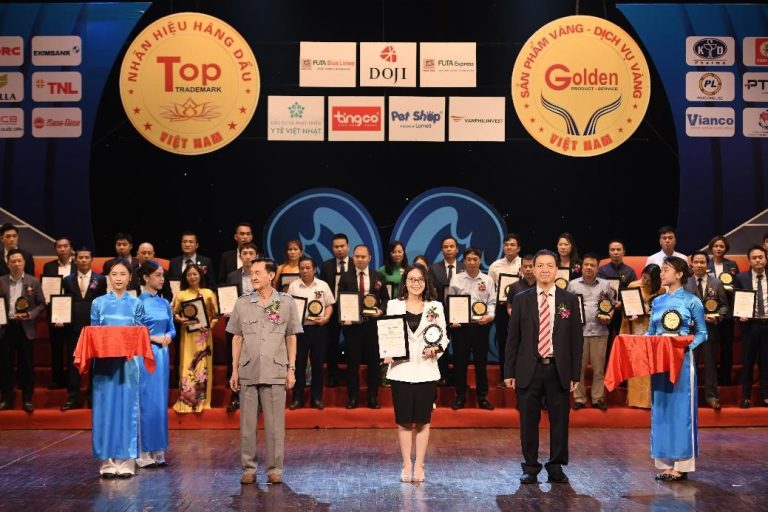 Đại diện TNL đón nhận chứng nhận Top 10 dịch vụ vàng Việt Nam năm 2022.