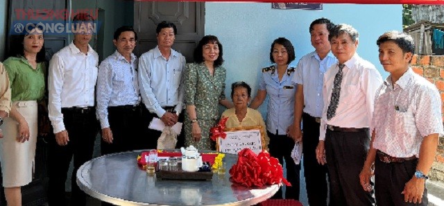 Bàn giao “Nhà Đại đoàn kết” cho gia đình bà Trương Thị Ngọc Anh.