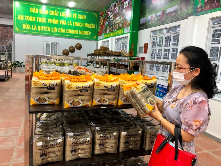 Miến Tân Việt Á được trưng bày ở nhiều cửa hàng tiện ích và các siêu thị