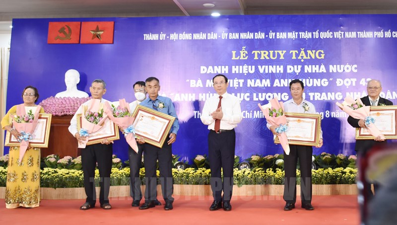 Bí thư Nguyễn Văn Nên trao danh hiệu vinh dự Nhà nước Bà Mẹ Việt Anh hùng cho đại diện gia đình các mẹ