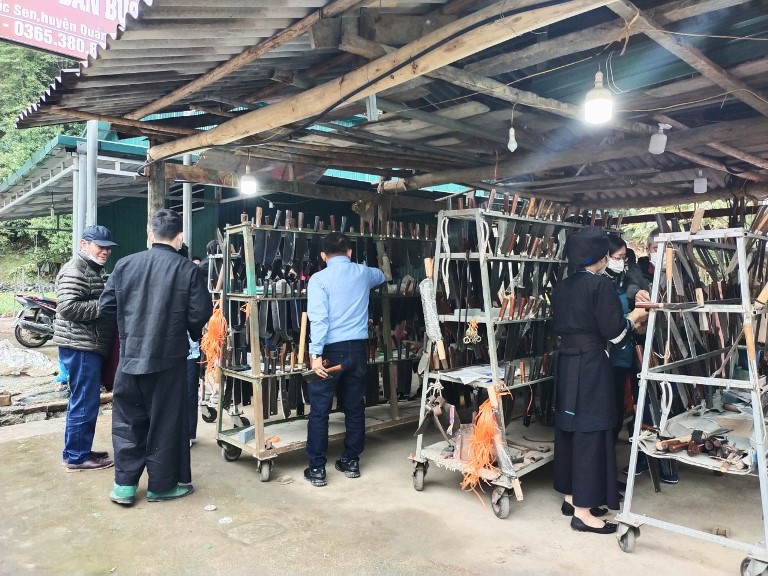 Nhiều đoàn khách đến tham quan, mua sản phẩm và trải nghiệm rèn dao tại Cửa hàng dao Minh Tuấn (Phúc Sen - Quảng Hòa)