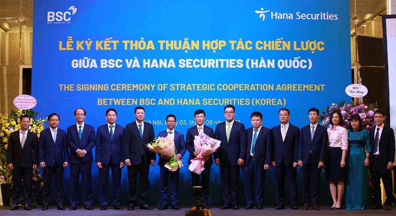 Đại diện Ban Lãnh đạo BIDV, Tập đoàn Tài chính Hana, BSC và HSC chụp ảnh lưu niệm