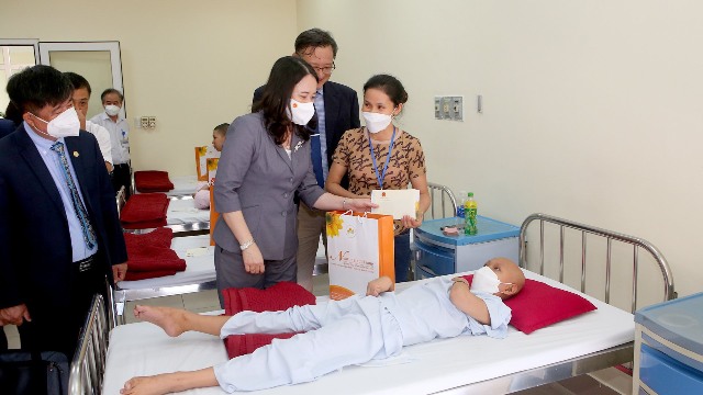 Phó Chủ tịch nước Võ Thị Ánh Xuân thăm và tặng quà các bệnh nhi