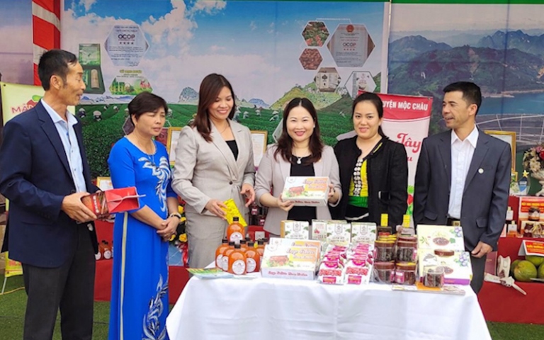Các sản phẩm Ocop của tỉnh Sơn La được trưng bày tại sự kiện quảng bá kết nối sản phẩm Ocop năm 2022.