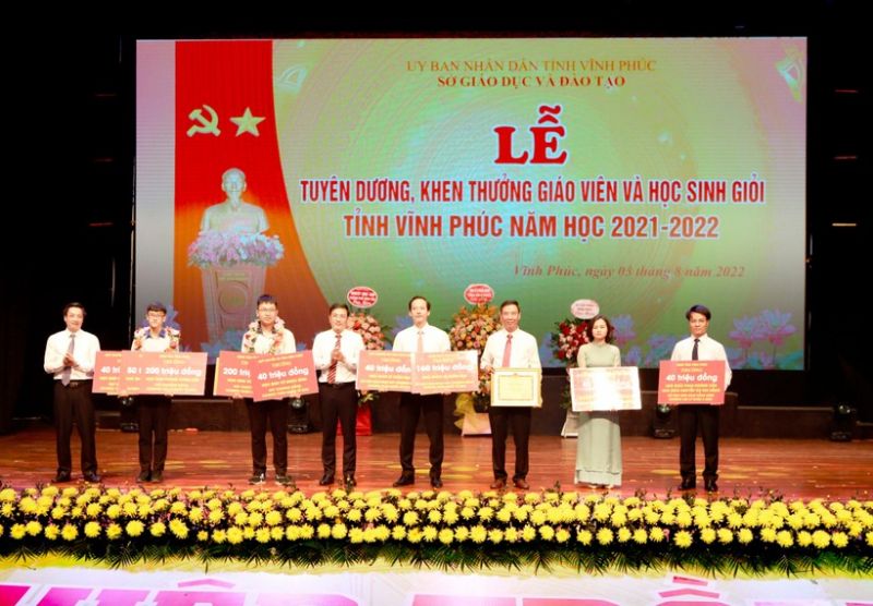 Vĩnh Phúc tổ chức tuyên dương, khen thưởng cho giáo viên, học sinh giỏi năm học 2021-2022