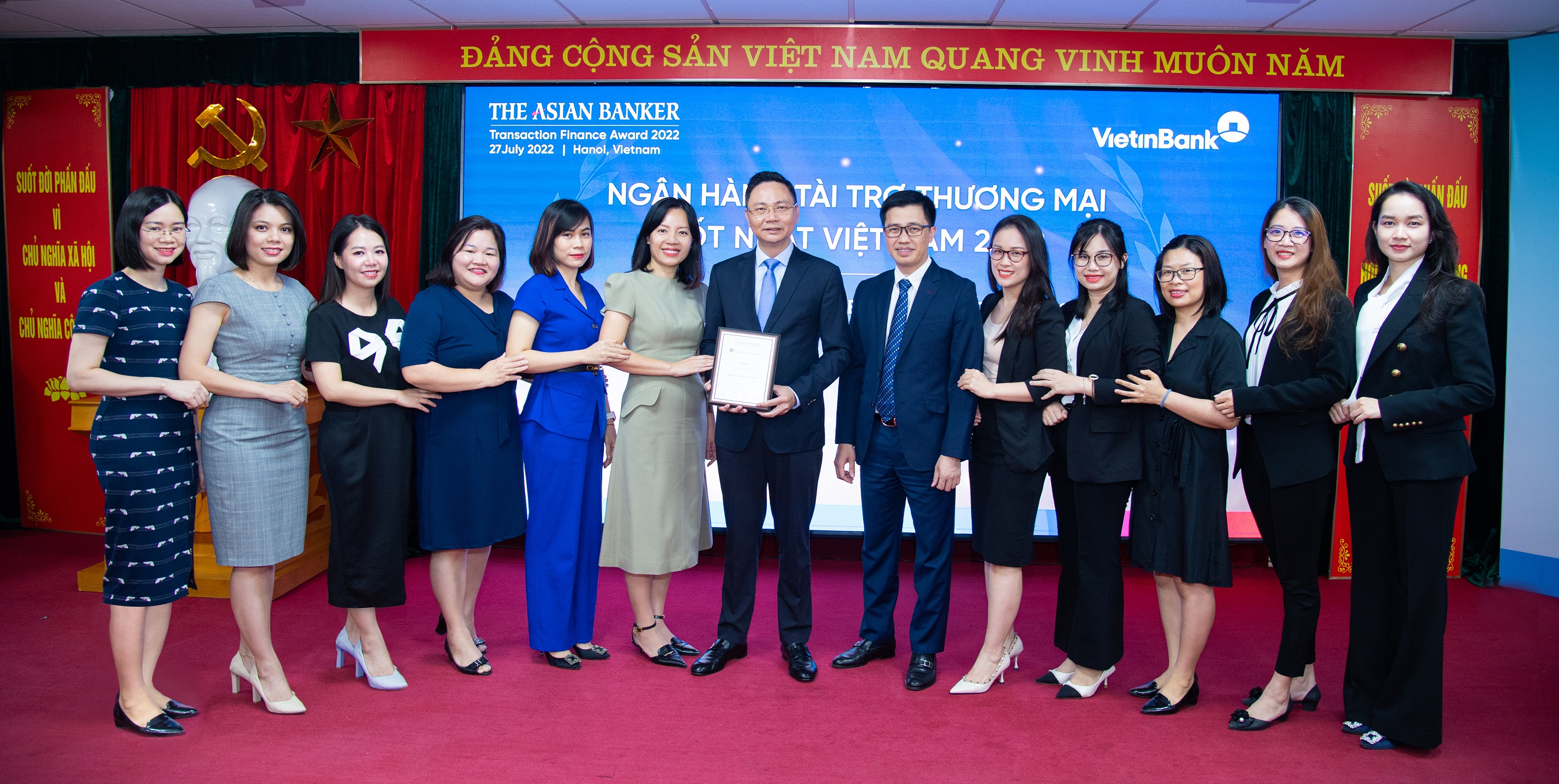 Tập thể Khối KHDN VietinBank chụp ảnh lưu niệm tại Lễ trao giải.