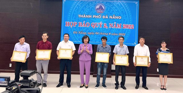 Đại diện các văn phòng đại diện nhận bằng khen của UBND TP. Đà Nẵng vì đã có thành tích xuất sắc trong công tác phòng, chống dịch bệnh Covid-19