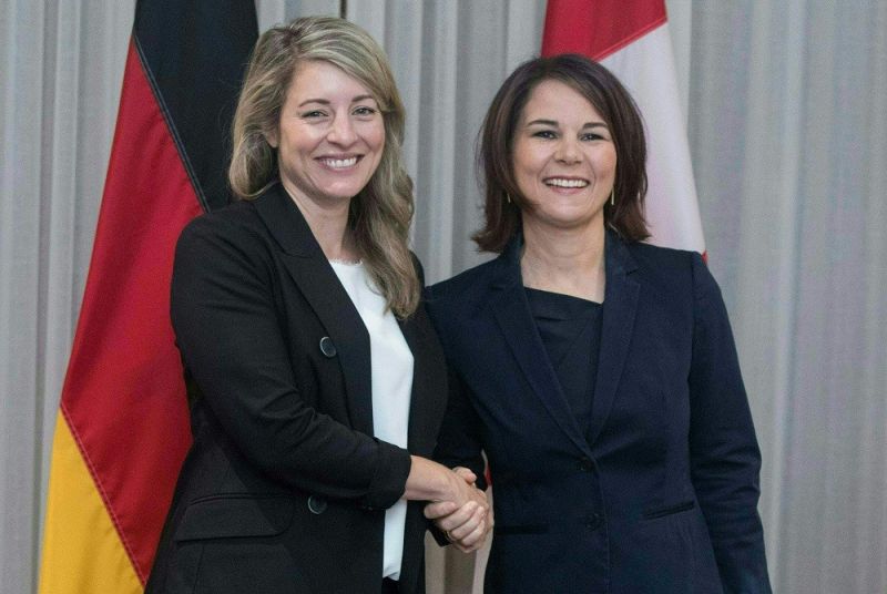 Trong cuộc gặp ngày 3/8 tại Montreal (Canada), Ngoại trưởng nước chủ nhà Melanie Joly và người đồng cấp Đức Annalena Baerbock thảo luận về việc chuyển tuabin khí sử dụng trong Dòng chảy phương Bắc 1 tới Nga. Nguồn AFP/Getty Images