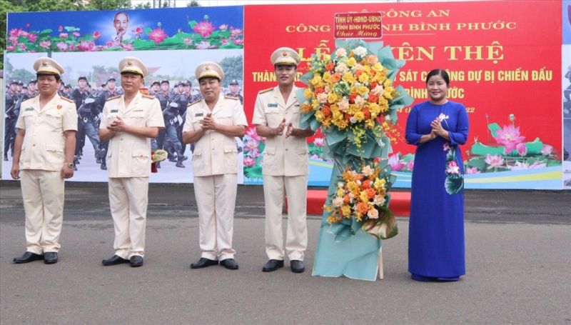 Lãnh đạo UBND tỉnh Bình Phước tặng hoa chúc mừng cán bộ, chiến sĩ trung đoàn. Ảnh: T.Thành