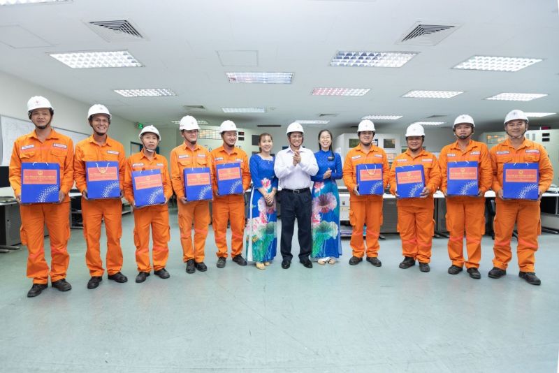 Thủ tướng Phạm Minh Chính tặng quà cho Người lao động tại Nhà máy Nhiệt điện Ô Môn I