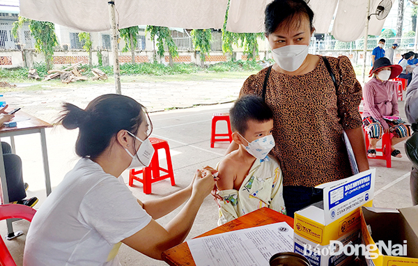 Tiêm vaccine phòng Covid-19 cho người dân trong tỉnh