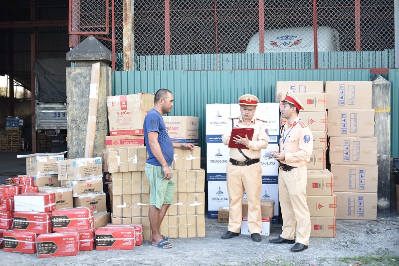 Phòng Cảnh sát Giao thông Công an tỉnh Ninh Bình bắt vụ vận chuyển số lượng lớn hàng hoá không có giấy tờ chứng minh nguồn gốc, xuất xứ