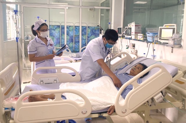 Các bác sĩ Bệnh viện Phúc Hưng, Quảng Ngãi thường xuyên chăm sóc theo dõi người bệnh