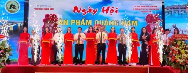 Nghi thức cắt băng khia mạc “Ngày hội sản phẩm Quảng Nam tại TP. Đà Nẵng”.