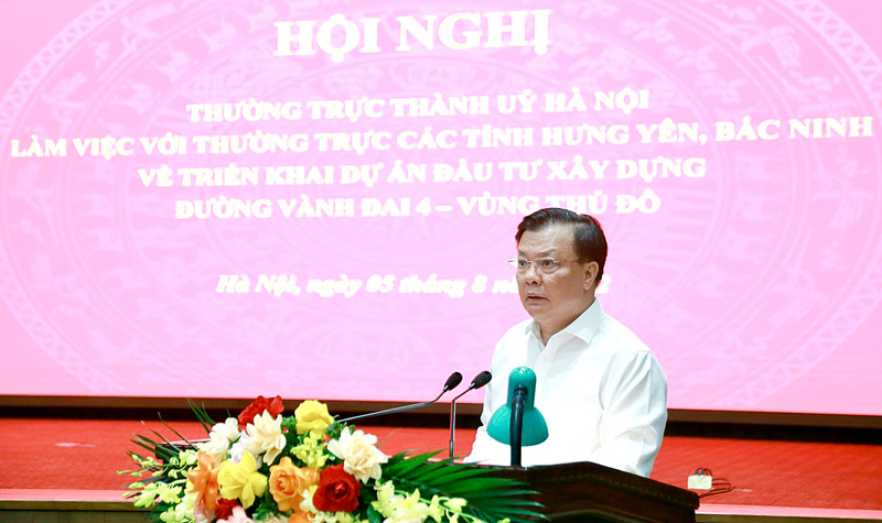 Bí thư Thành ủy Hà Nội Đinh Tiến Dũng phát biểu tại hội nghị. Ảnh: Viết Thành