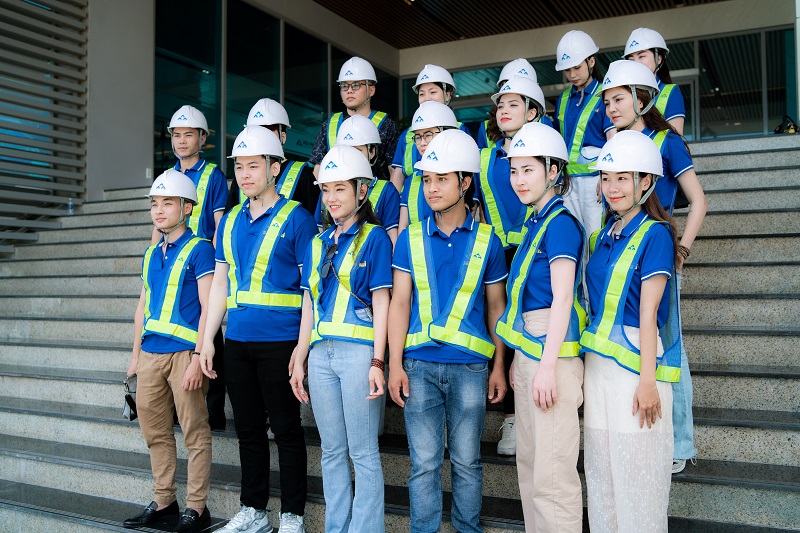 Các thí sinh thăm quan nhà máy của tập đoàn Hòa Phát tại Quảng Ngãi