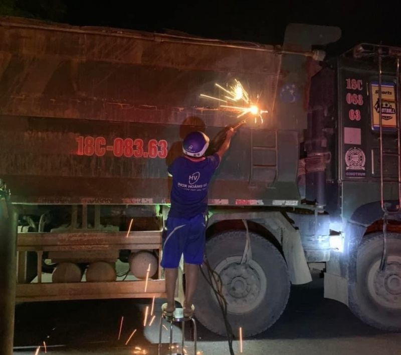 Các phương tiện vi phạm bị lực lượng CSGT tiến hành xử lý, cắt bỏ thành thùng ngay trong đêm