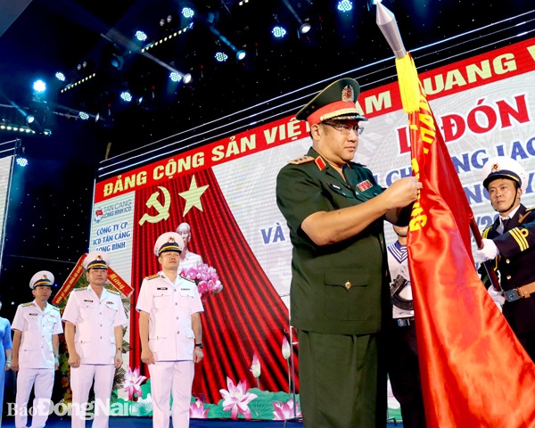 Thừa ủy quyền của Chủ tịch nước, thượng tướng Phạm Hoài Nam, Thứ trưởng Bộ Quốc phòng gắn Huân chương Lao động hạng Nhì lên Quân kỳ quyết thắng của đơn vị.