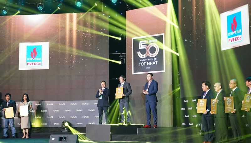 Đại diện PVFCCo nhận kỷ niệm chương Top 50 doanh nghiệp niêm yết tốt nhất Việt Nam năm 2022