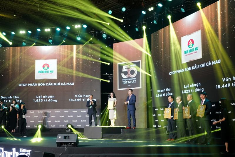 Bà Nguyễn Thị Hiền - Phó Tổng giám đốc PVCFC nhận kỷ niệm chương Top 50 doanh nghiệp niêm yết tốt nhất Việt Nam năm 2022