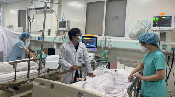 Bệnh nhân ngộ độc rượu đang tiếp tục được điều trị tại Bệnh viện Nhân dân Gia Định - Ảnh: Bệnh viện cung cấp