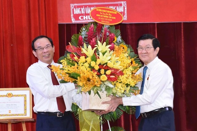 Nguyên Chủ tịch nước Trương Tấn Sang nhận Huy hiệu 50 năm tuổi Đảng