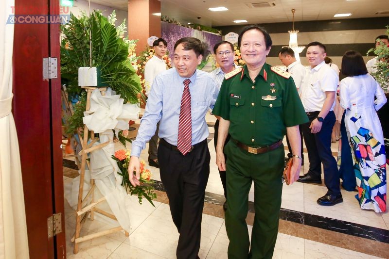 Thượng tướng - Viện sỹ Nguyễn Huy Hiệu, người thường xuyên tham gia viết bài, đồng thời là đồng giả của TH&CL, đến chúc mừng Tạp chí