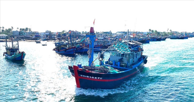 Giá xăng dầu liên tiếp giảm mạnh, ngư dân phấn khởi ra khơi