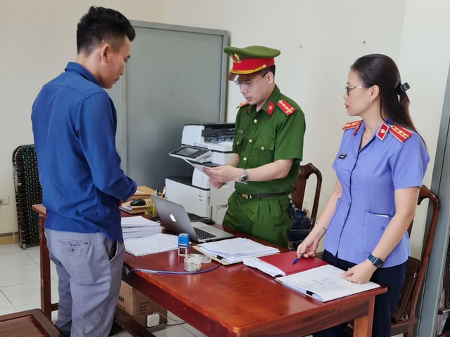 Lực lượng chức năng tống đạt quyết định khởi tố vụ án đối với Trần Đình Dũng