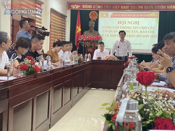 Lãnh đạo UBND quận Đồ Sơn cung cấp thông tin đến các cơ quan báo chí về Lễ hội chọi trâu năm 2022