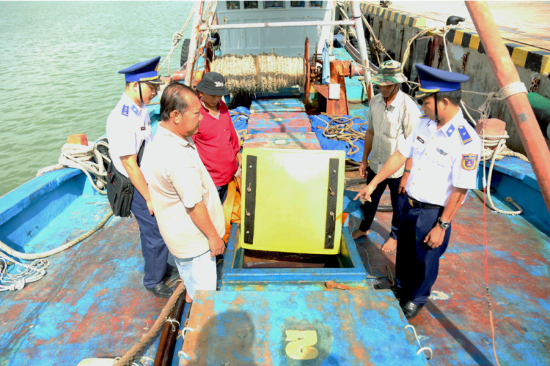 Cảnh sát biển kiểm tra bắt giữ tàu cá hoán cải chở hàng chục nghìn lít dầu DO trái phép.